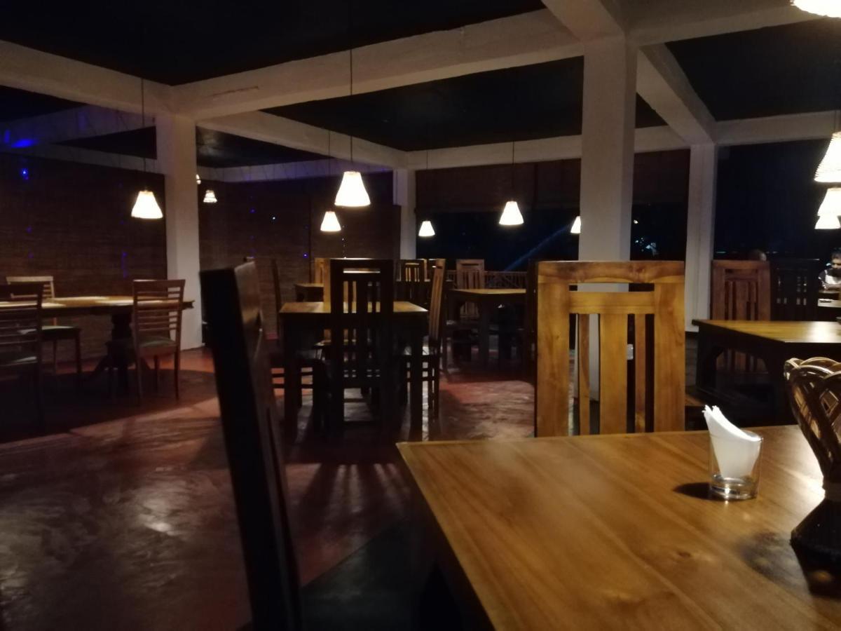Macnara Travellers Inn Ратнапура Екстер'єр фото